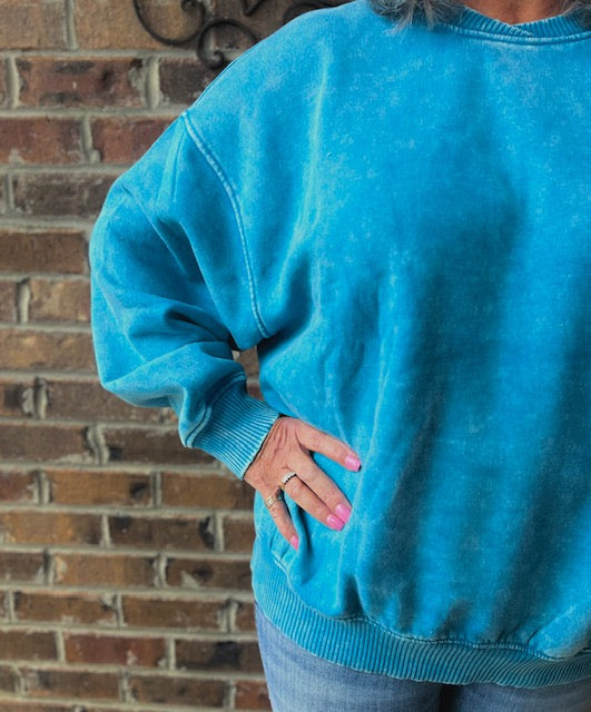 Blue acid wash oversizedr fleece pullover