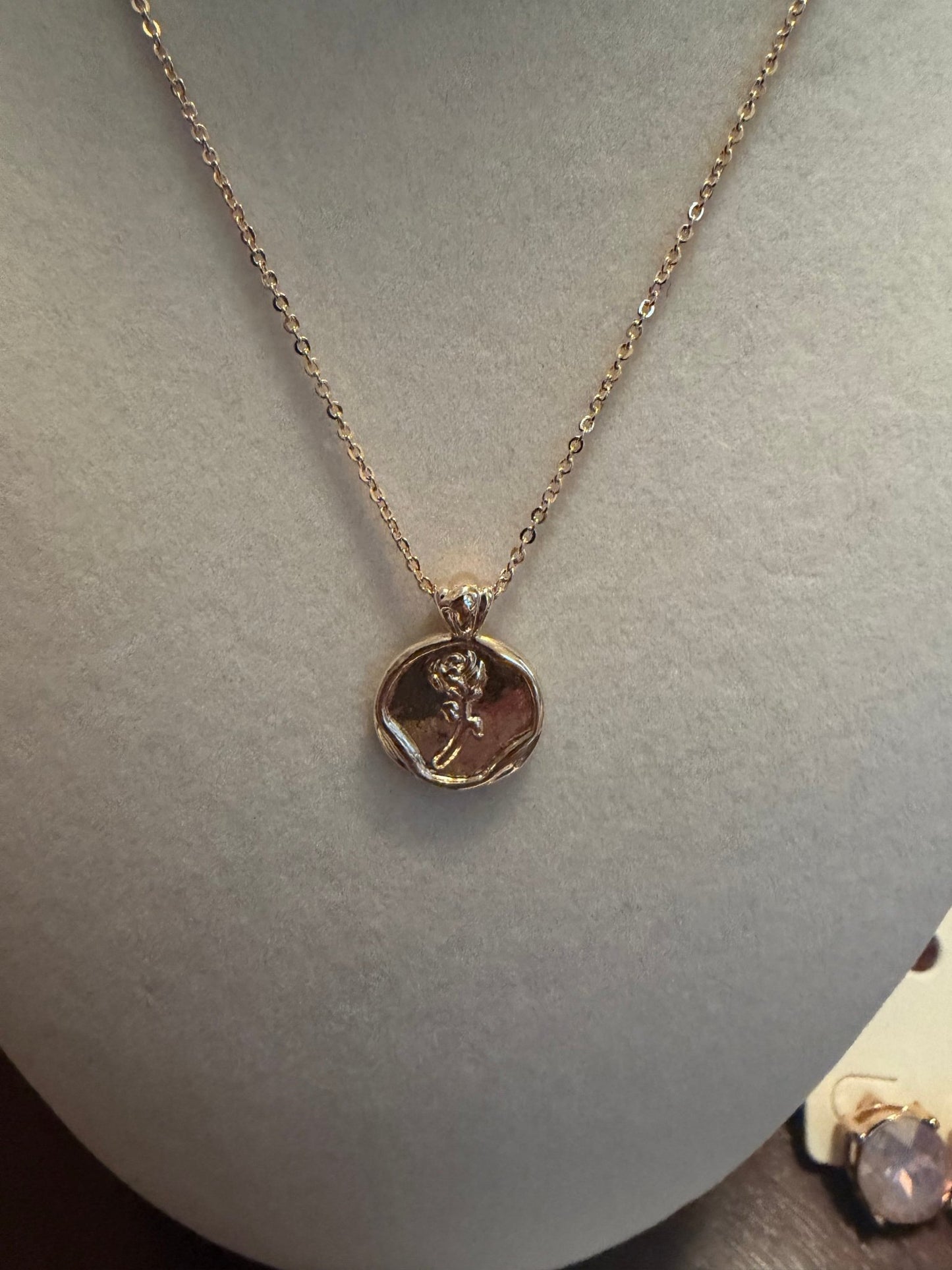 Dainty Flower Pendant Necklace - Simply Pink Boutique